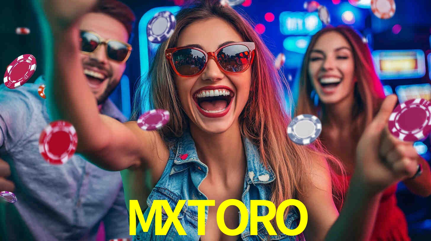 Escena dinámica inspirada en casino con iluminación MXTORO, cartas, fichas e íconos de juegos digitales en un espacio moderno de juegos.